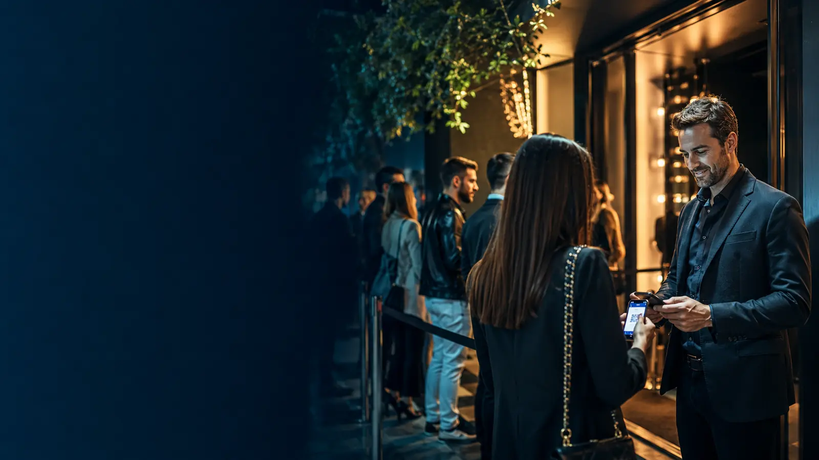 Profesional de control de acceso comprueba amablemente una entrada digital en un evento moderno de Madrid