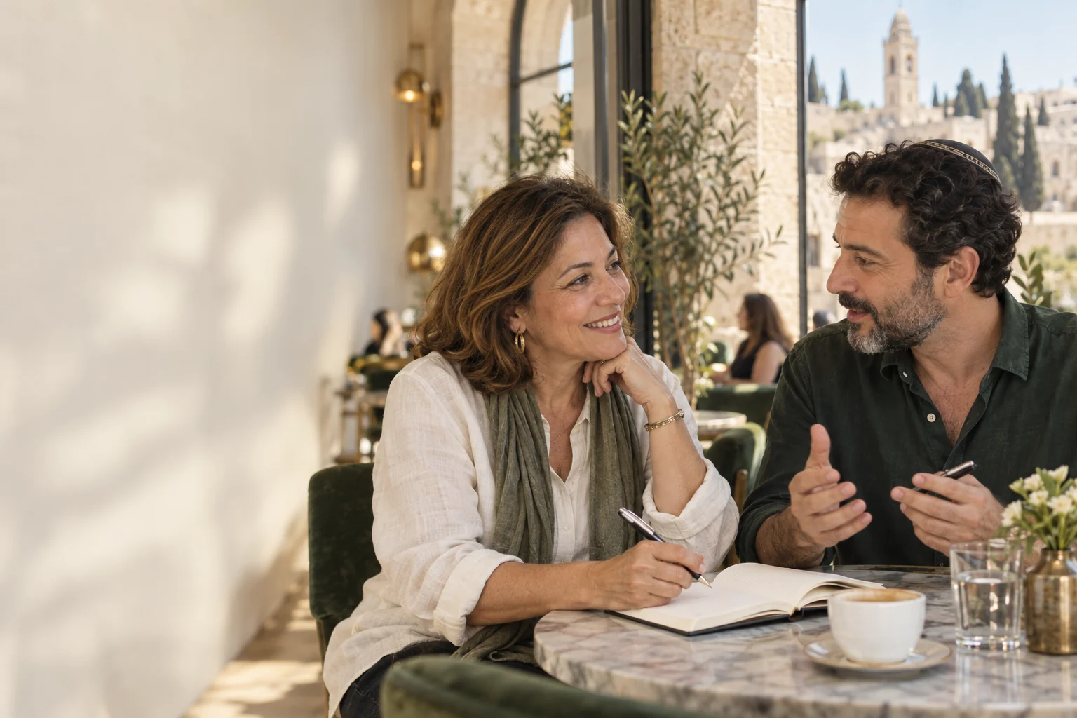 Escena ilustrativa creada con IA: una persona adulta practica hebreo con un profesor en un café luminoso.
